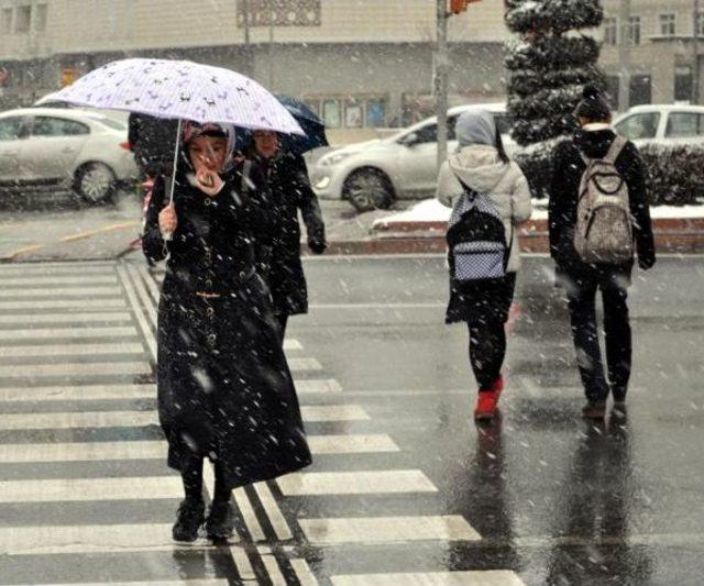 Kayseri'de Kar Yağışı Etkili Oluyor