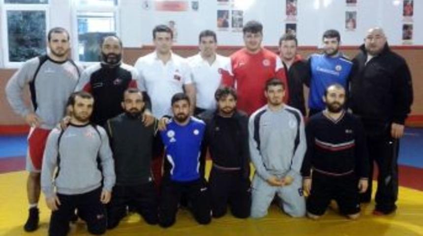 Milli Güreşçilerimiz, Dünya Kupası’na Bileniyor