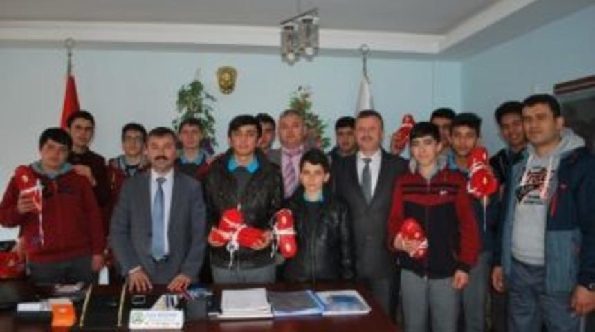 Başkan Erdoğan&rsquo;dan Pazarlar Anadolu Lisesi G&uuml;reş Takımına Malzeme Desteği