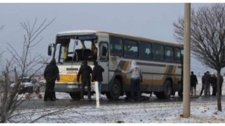 Kırşehir'de Servis Otob&uuml;s&uuml; Devrildi, 16 Iş&ccedil;i Hafif Yaralandı