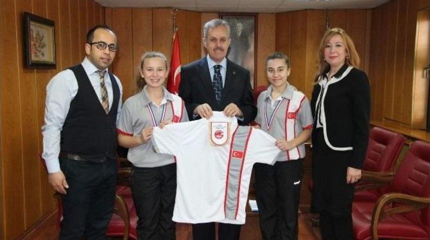 Başarılı &Ouml;ğrenciler Altınla &Ouml;d&uuml;llendirildi