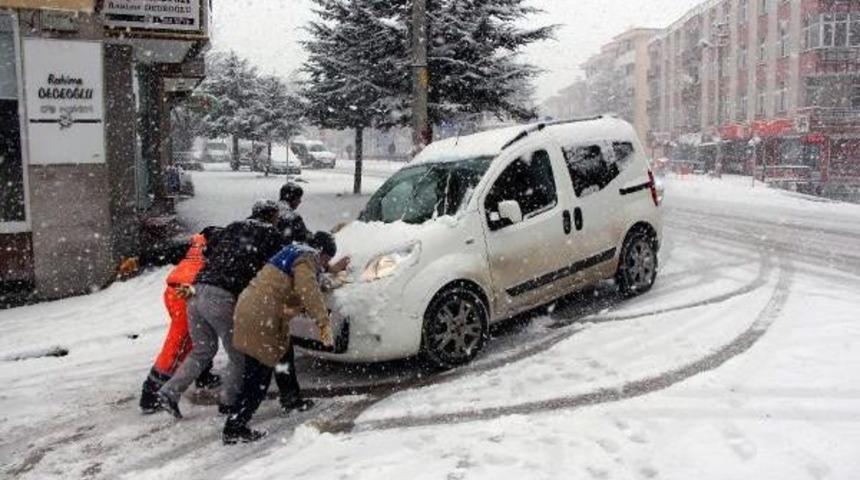 Bolu Dağı'nda Yoğun Kar Yağışı Ulaşımı Etkiliyor (2)