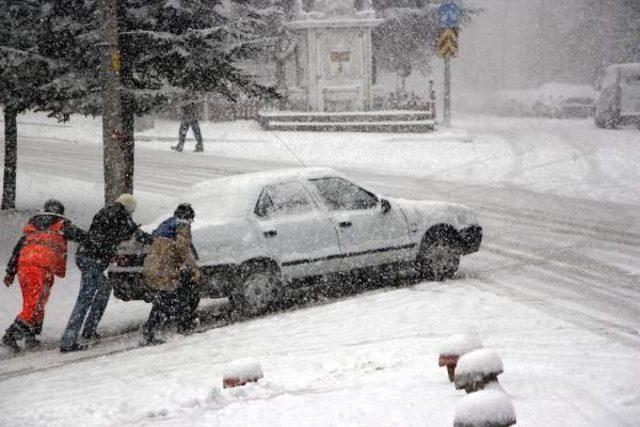 Bolu Dağı'nda Yoğun Kar Yağışı Ulaşımı Etkiliyor (2)