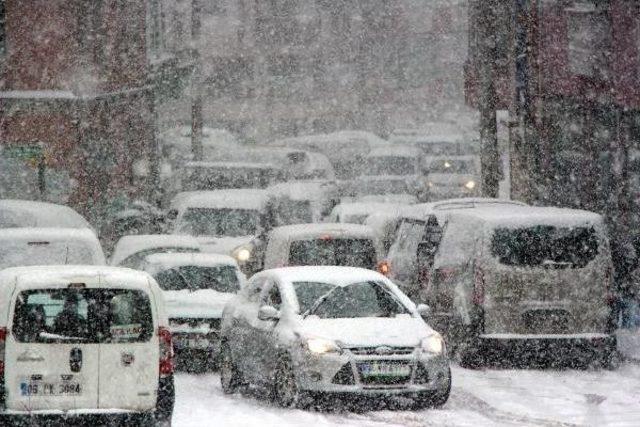 Bolu Dağı'nda Yoğun Kar Yağışı Ulaşımı Etkiliyor (2)