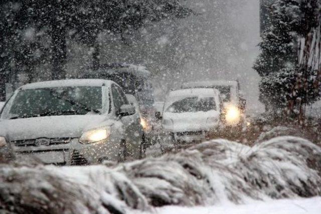 Bolu Dağı'nda Yoğun Kar Yağışı Ulaşımı Etkiliyor (2)