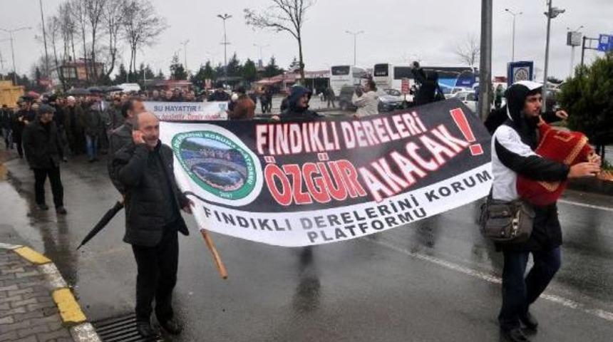 Fındıklı’Da, Hes Toplantısına Yetkililerin Gelmemesine Horonlu Protesto