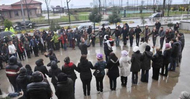 Fındıklı’Da, Hes Toplantısına Yetkililerin Gelmemesine Horonlu Protesto