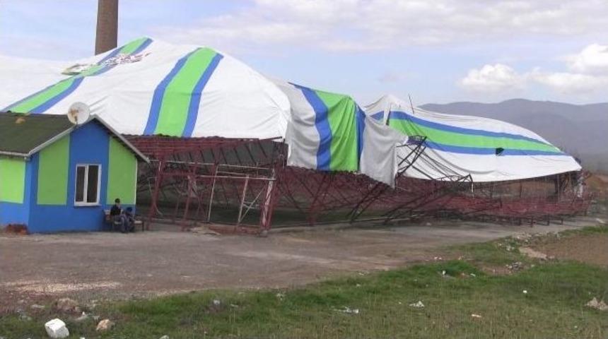 Karda Yıkılan Halı Saha İ&ccedil;in Esnaf Dayanışması