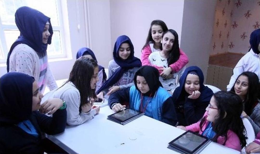 Kocaeli&rsquo;de &Ouml;ğrenciler Tablet Bilgisayarlarda Ders &Ccedil;alışıyorlar