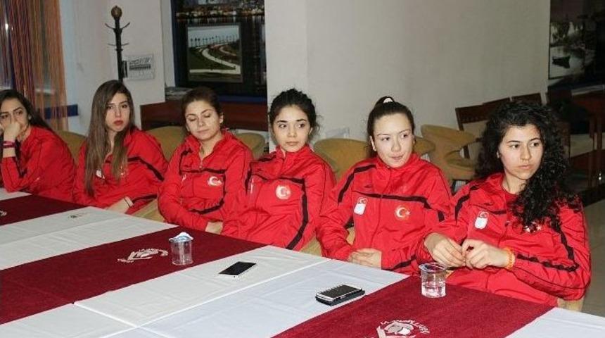 Buz Hokeyi Kadın Milli Takımı Hong Kong&rsquo;a Gitti