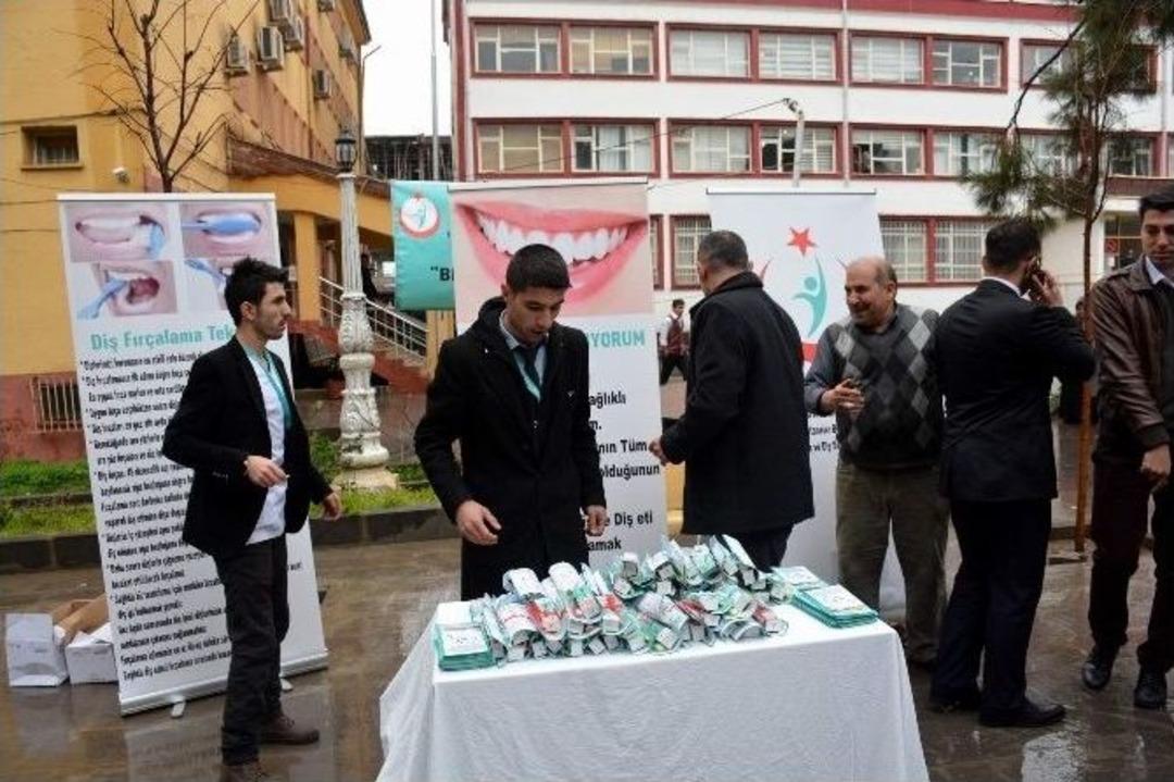 Vatandaşlara &Uuml;cretsiz Diş Fır&ccedil;ası Ve Macunu