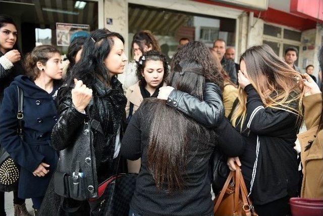 Özgecan’ın Okul Arkadaşı Taziye Evinde Fenalık Geçirdi