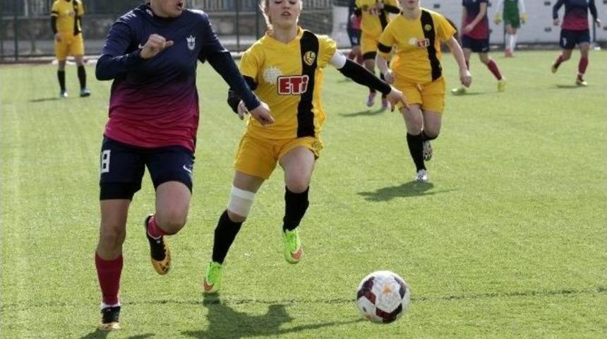 14 Ma&ccedil;ta 28 Gol Atan Cosmına Duşa, D&uuml;nya Yıldızları İle Yarışıyor