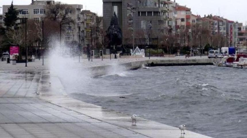 &Ccedil;anakkale'de Poyraz Deniz Ulaşımını Olumsuz Etkiliyor