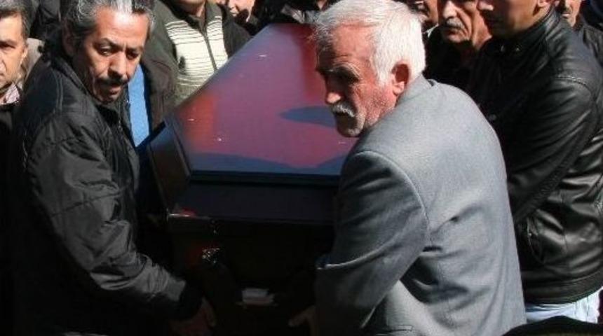 Anne, Baba Ve Oğul Farklı T&ouml;renlerle Aynı Mezarlıkta Toprağa Verildi