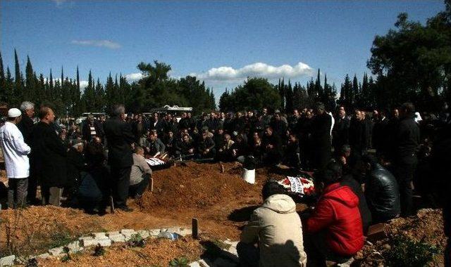 Anne, Baba Ve Oğul Farklı Törenlerle Aynı Mezarlıkta Toprağa Verildi