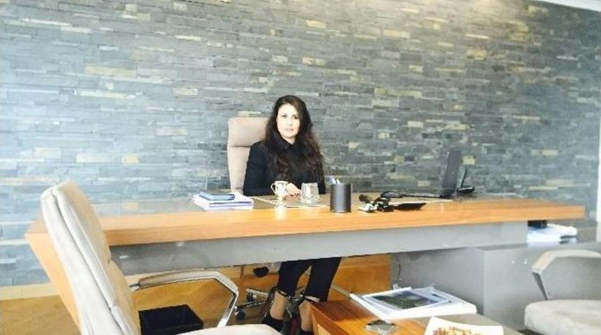 Yazar Canan Mat, Kitabını Otizmli &Ccedil;ocuklar İ&ccedil;in İmzalıyor