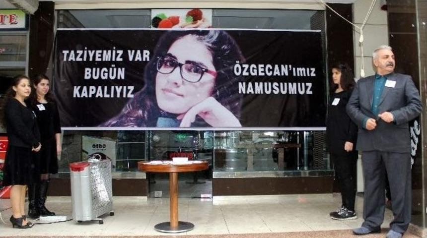 &Ouml;zgecan İ&ccedil;in İş Yerini Kapatarak Taziye İlanı Astı
