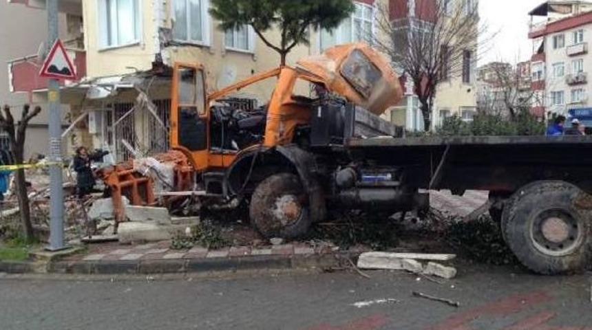 B&uuml;y&uuml;k&ccedil;ekmece'de Kar K&uuml;reme Aracı Binaya &Ccedil;arptı:1 &Ouml;l&uuml;, 1 Yaralı (1)