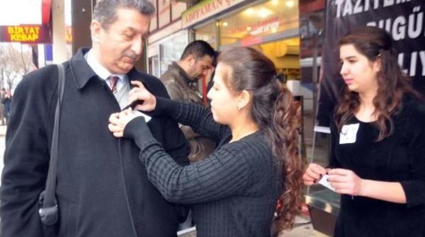 Özgecan Aslan’In Öldürülmesine Iş Yerini Kapatarak Tepki Gösterdi