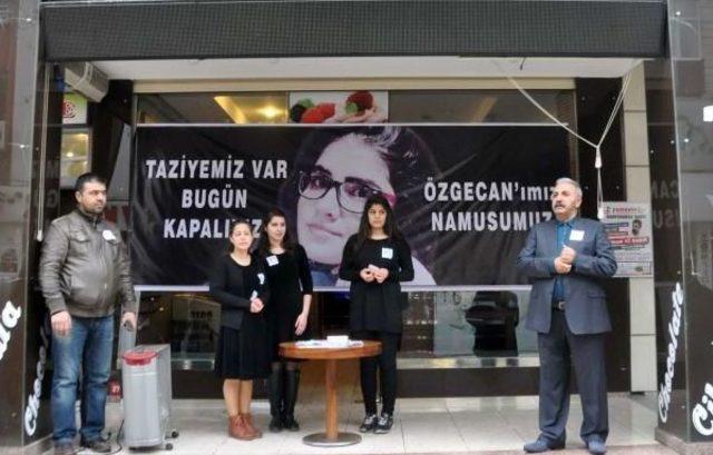 Özgecan Aslan’In Öldürülmesine Iş Yerini Kapatarak Tepki Gösterdi