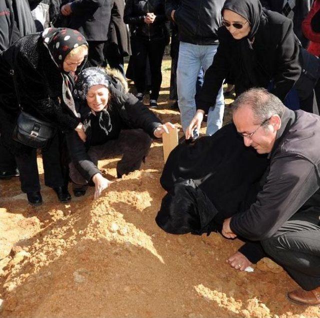 Denize Uçan Otomobilde Ölen Uçar Çifti Ile Çocukları Toprağa Verildi