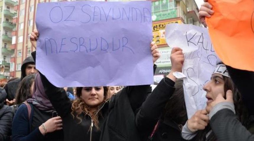 Diyarbakır'da Dbp Ve Hdp'li Kadınlar &Ouml;zgecan I&ccedil;in Y&uuml;r&uuml;d&uuml;