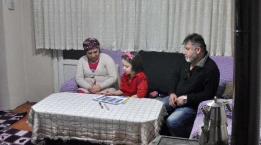 Mum Işığında Yaşayan Ailenin Elektriği A&ccedil;ıldı