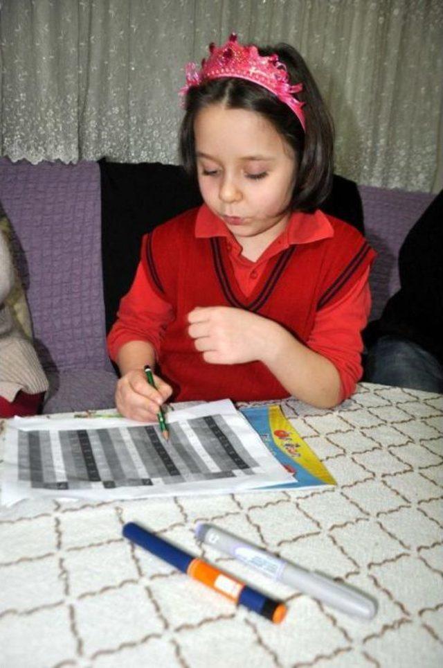 Mum Işığında Yaşayan Ailenin Elektriği Açıldı