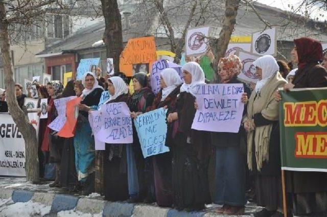 Yüksekova'da Kadınlar Özgecan Için Yürüdü