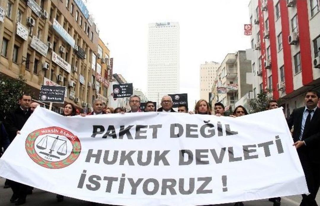 Avukatlar C&uuml;bbeleri İle Y&uuml;r&uuml;yerek &rsquo;i&ccedil; G&uuml;venlik Reformu Paketi&rsquo;ni Protesto Etti