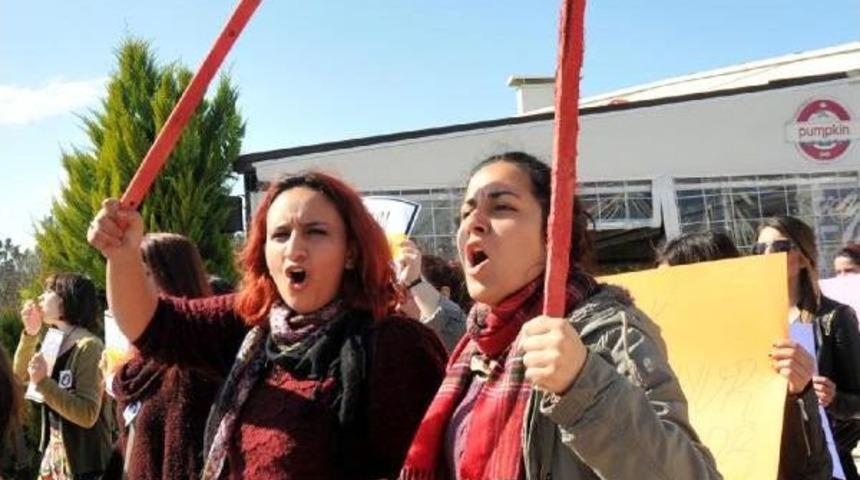 Erkek Şiddetini Sopa Ve &Ccedil;ığlıklarla Protesto Ettiler