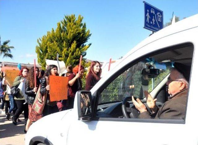 Erkek Şiddetini Sopa Ve Çığlıklarla Protesto Ettiler