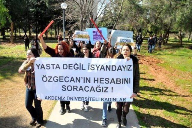 Erkek Şiddetini Sopa Ve Çığlıklarla Protesto Ettiler