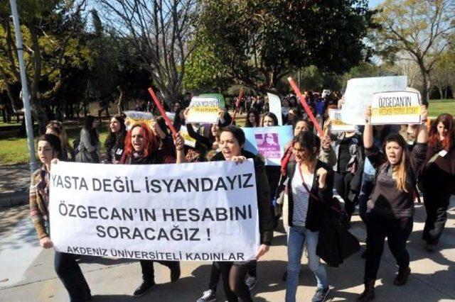 Erkek Şiddetini Sopa Ve Çığlıklarla Protesto Ettiler