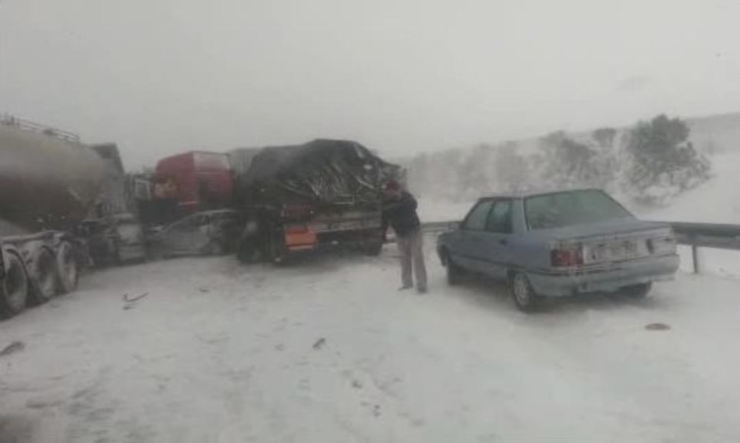 Tem Otoyolu Zincirleme Kaza Nedeniyle Kapandı