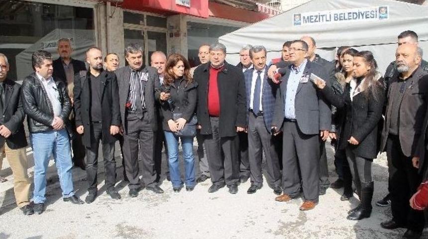 Mersinli Gazeteciler &Ouml;zgecan İ&ccedil;in Siyah Kurdele Kampanyası Başlattı