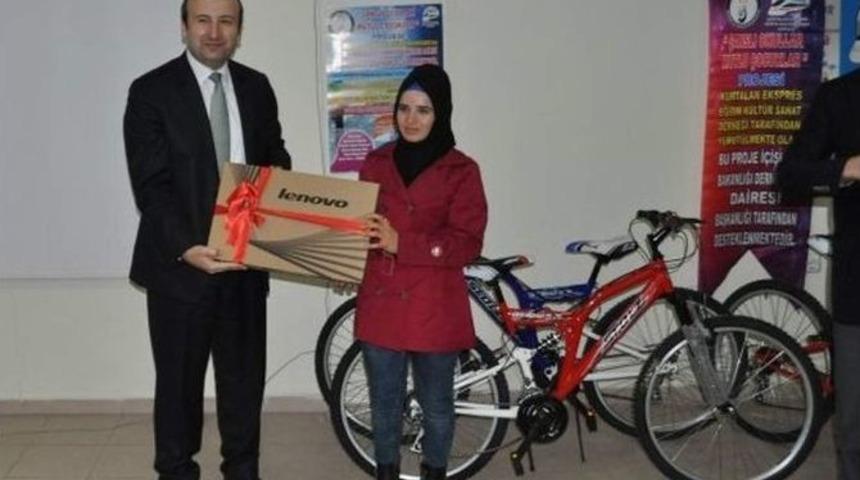 Kitap Okuma Yarışmasında Dereceye Girenlere &Ouml;d&uuml;l Verildi