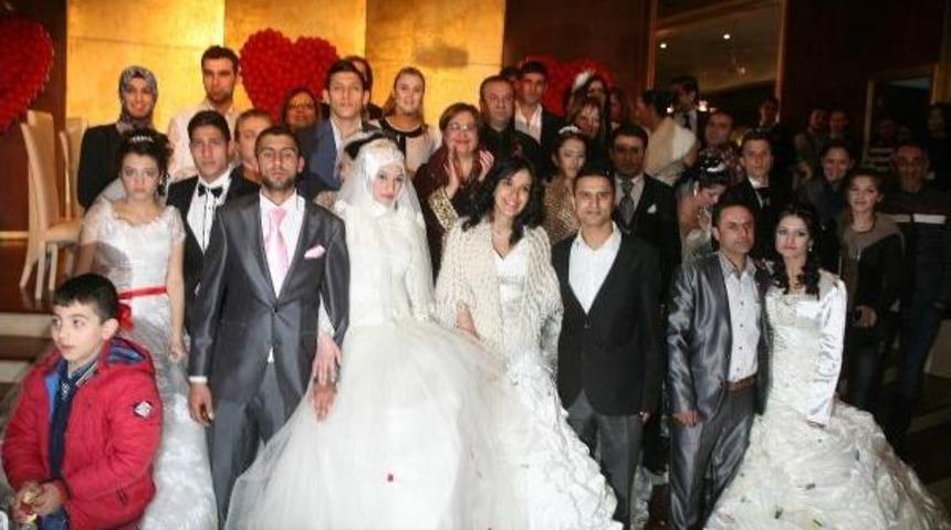 İzmir'de 70 &Ccedil;ifte Resmi Nikah Kıyıldı