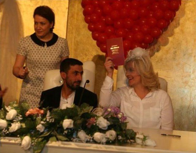 İzmir'de 70 Çifte Resmi Nikah Kıyıldı