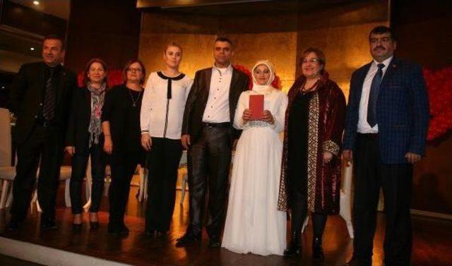 İzmir'de 70 Çifte Resmi Nikah Kıyıldı