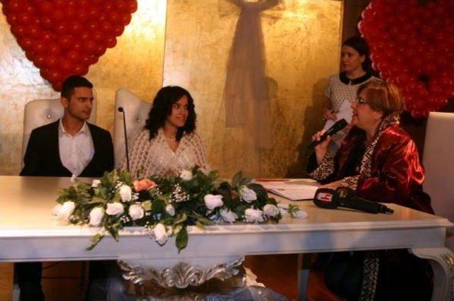 İzmir'de 70 Çifte Resmi Nikah Kıyıldı