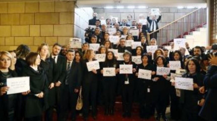 Tbmm&rsquo;de Kadın Cinayetlerine Saygı Duruşuyla Dikkat &Ccedil;ekildi