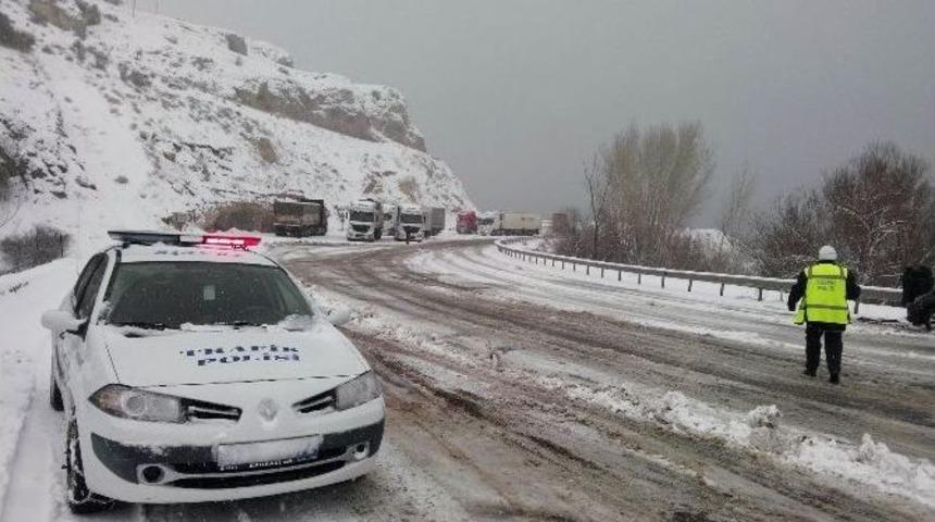 Adilcevaz&rsquo;da Trafik Kazası, 3 Yaralı