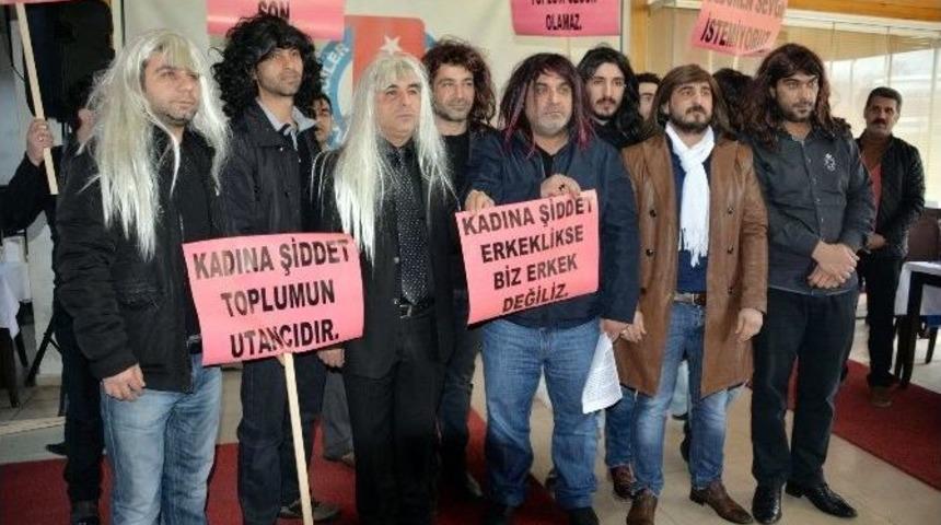 Kadına Şiddeti Protesto İ&ccedil;in Erkekler Peruk Taktı