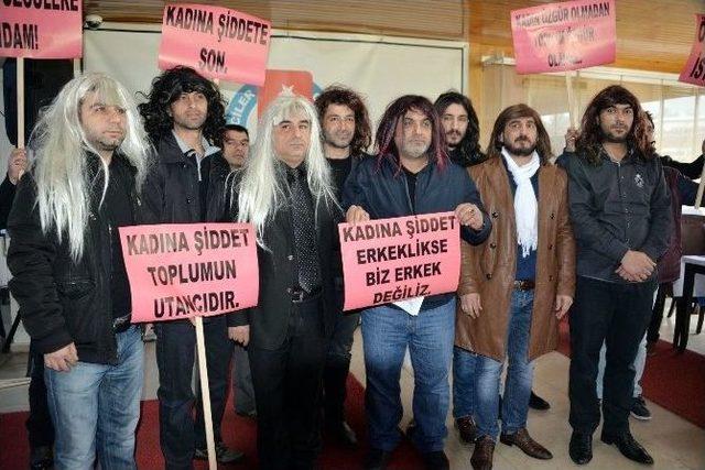 Kadına Şiddeti Protesto İçin Erkekler Peruk Taktı