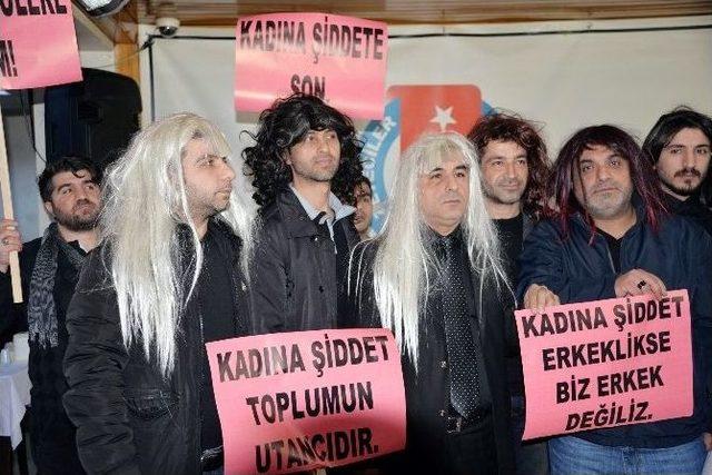 Kadına Şiddeti Protesto İçin Erkekler Peruk Taktı