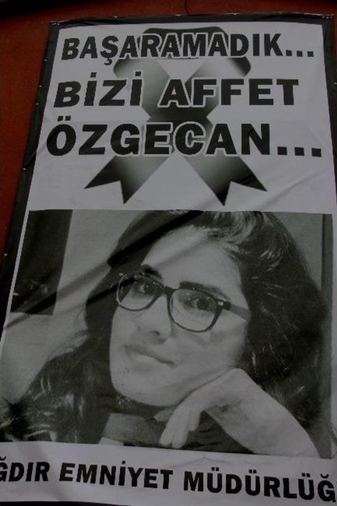 Bayan Polislerden &Ouml;zgecan İ&ccedil;in Sessiz Eylem