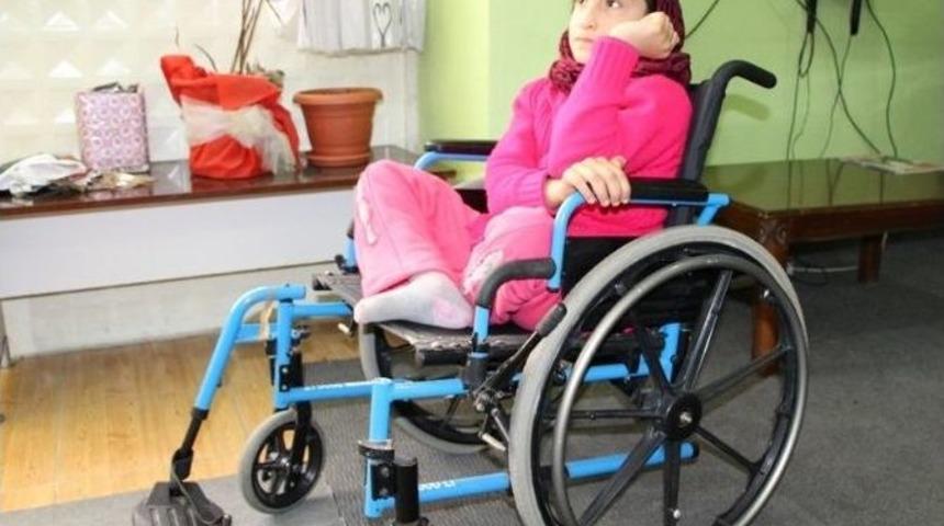 Almanya&rsquo;dan Silopi&rsquo;deki Engelli Kıza Tekerlekli Sandalye