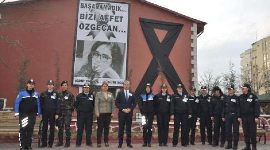 &Ouml;zgecan I&ccedil;in Emniyet M&uuml;d&uuml;r&uuml; Ile Kadın Polislerden Sessiz Eylem